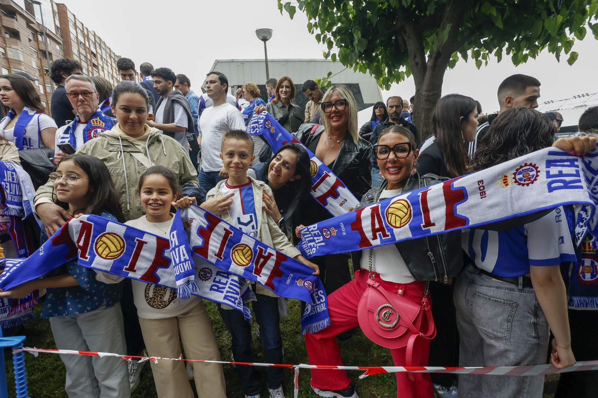 Ambientazo en el Suárez Puerta: la afición del Real Avilés calienta motores