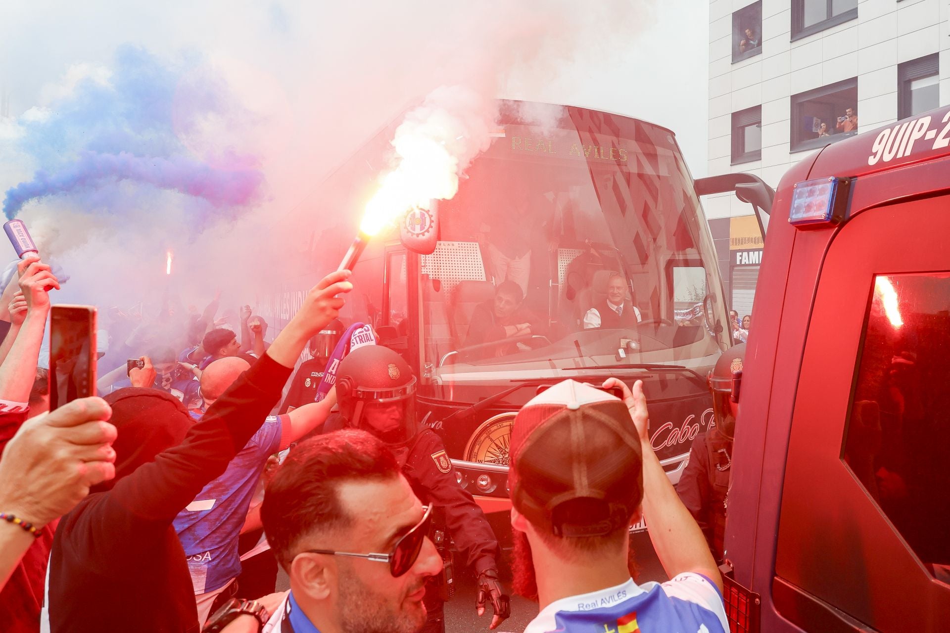 Ambientazo en el Suárez Puerta: la afición del Real Avilés calienta motores