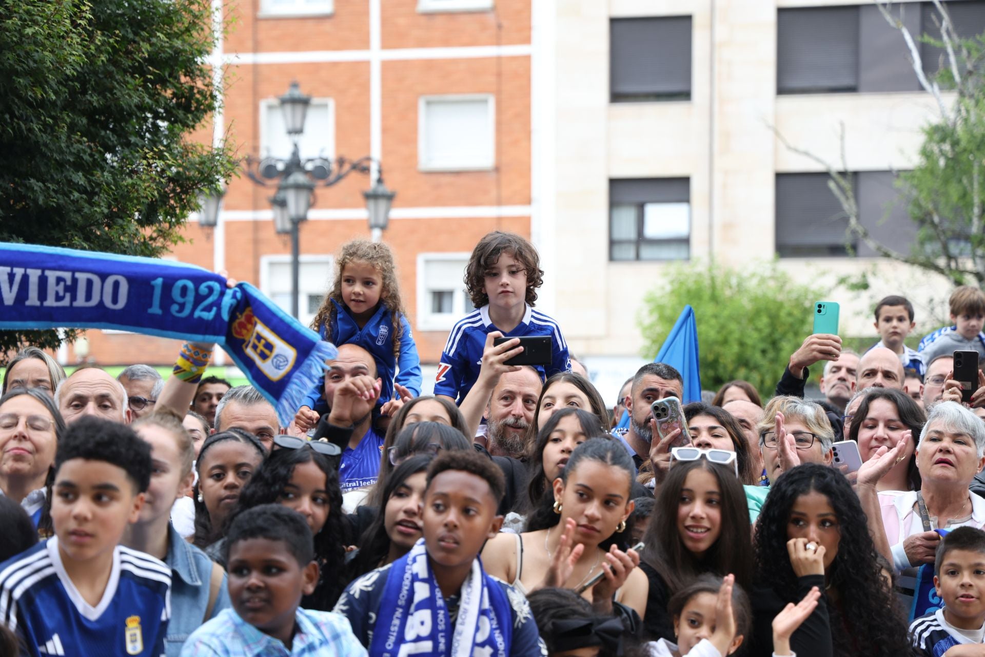 Así fue el recibimiento de la afición del Real Oviedo al equipo