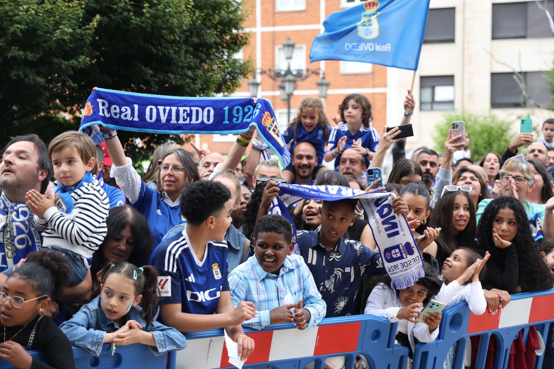 Así fue el recibimiento de la afición del Real Oviedo al equipo