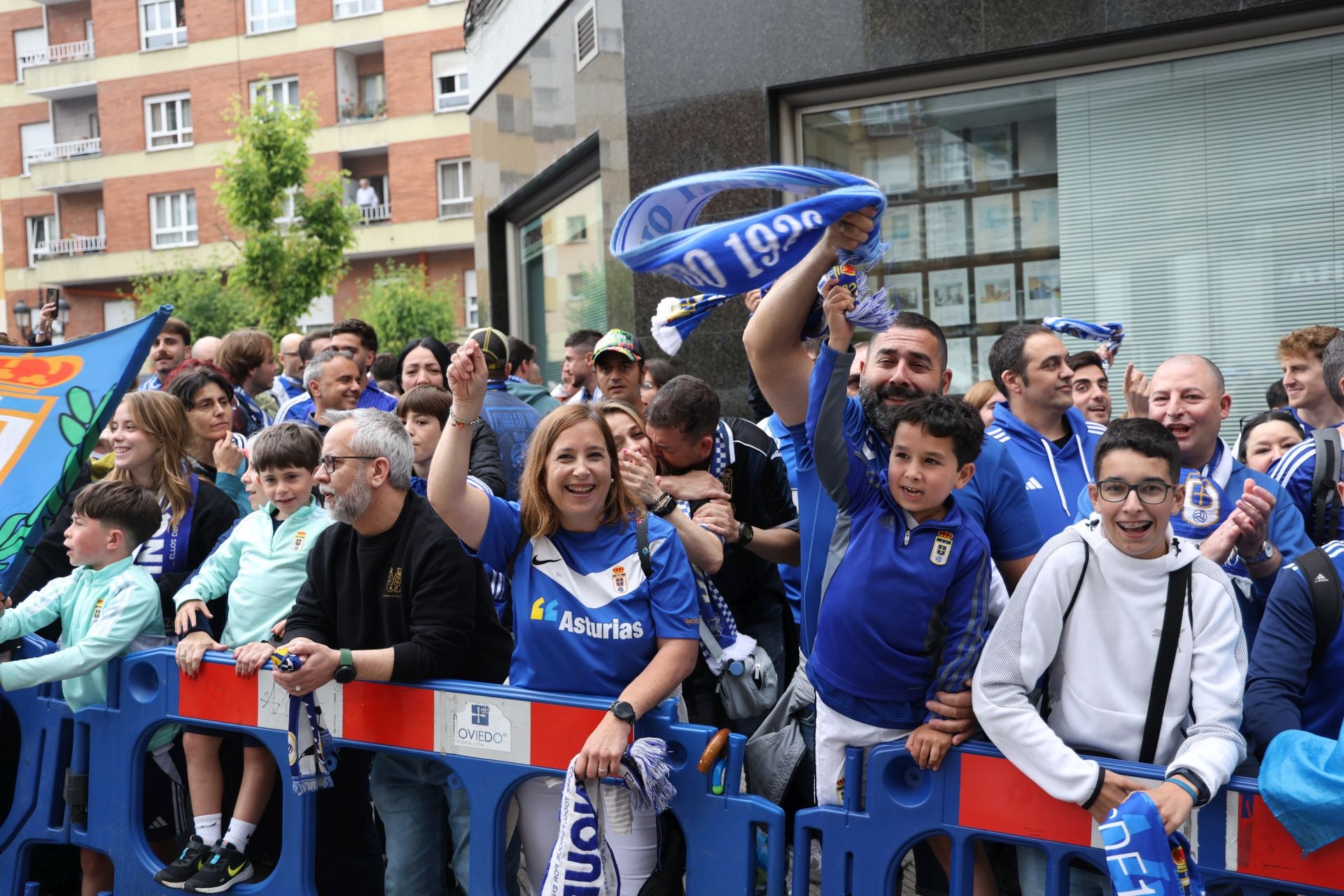 Así fue el recibimiento de la afición del Real Oviedo al equipo