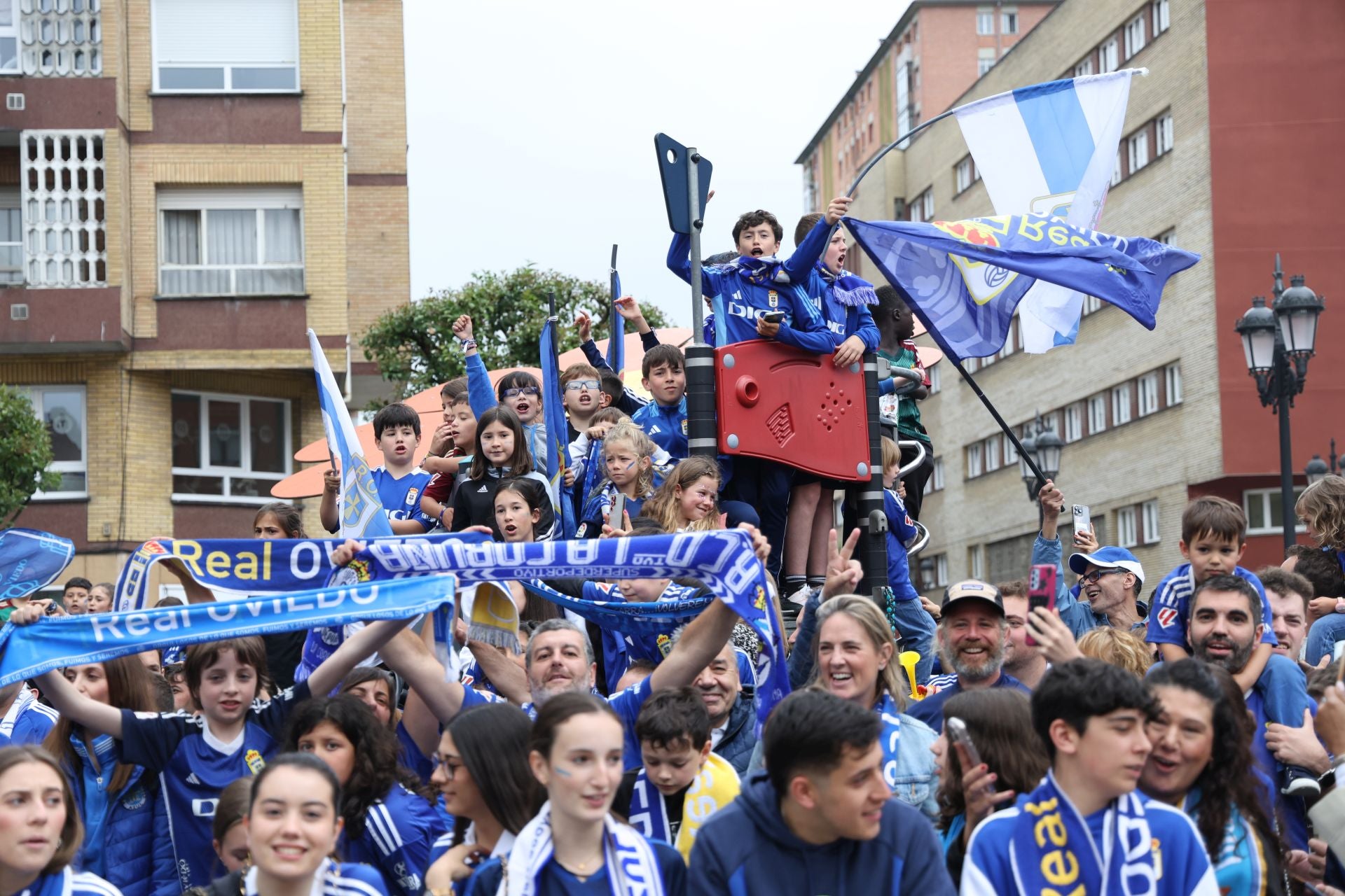 Así fue el recibimiento de la afición del Real Oviedo al equipo