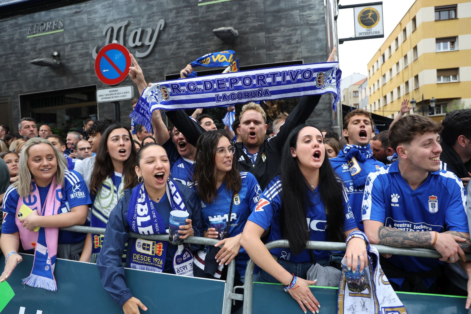 Así fue el recibimiento de la afición del Real Oviedo al equipo
