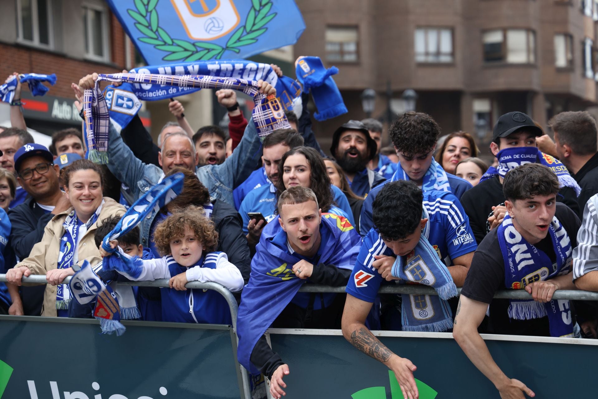Así fue el recibimiento de la afición del Real Oviedo al equipo