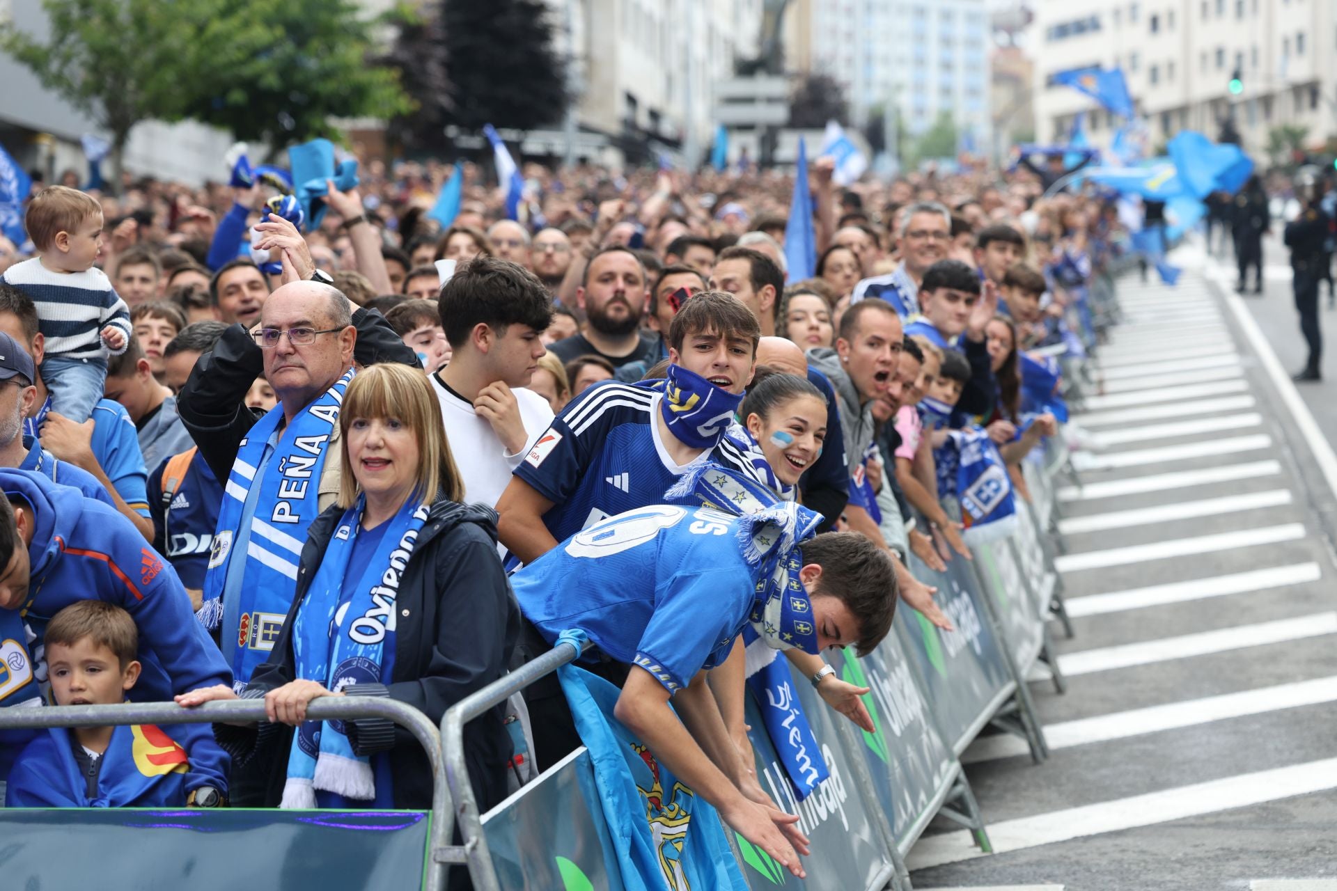 Así fue el recibimiento de la afición del Real Oviedo al equipo