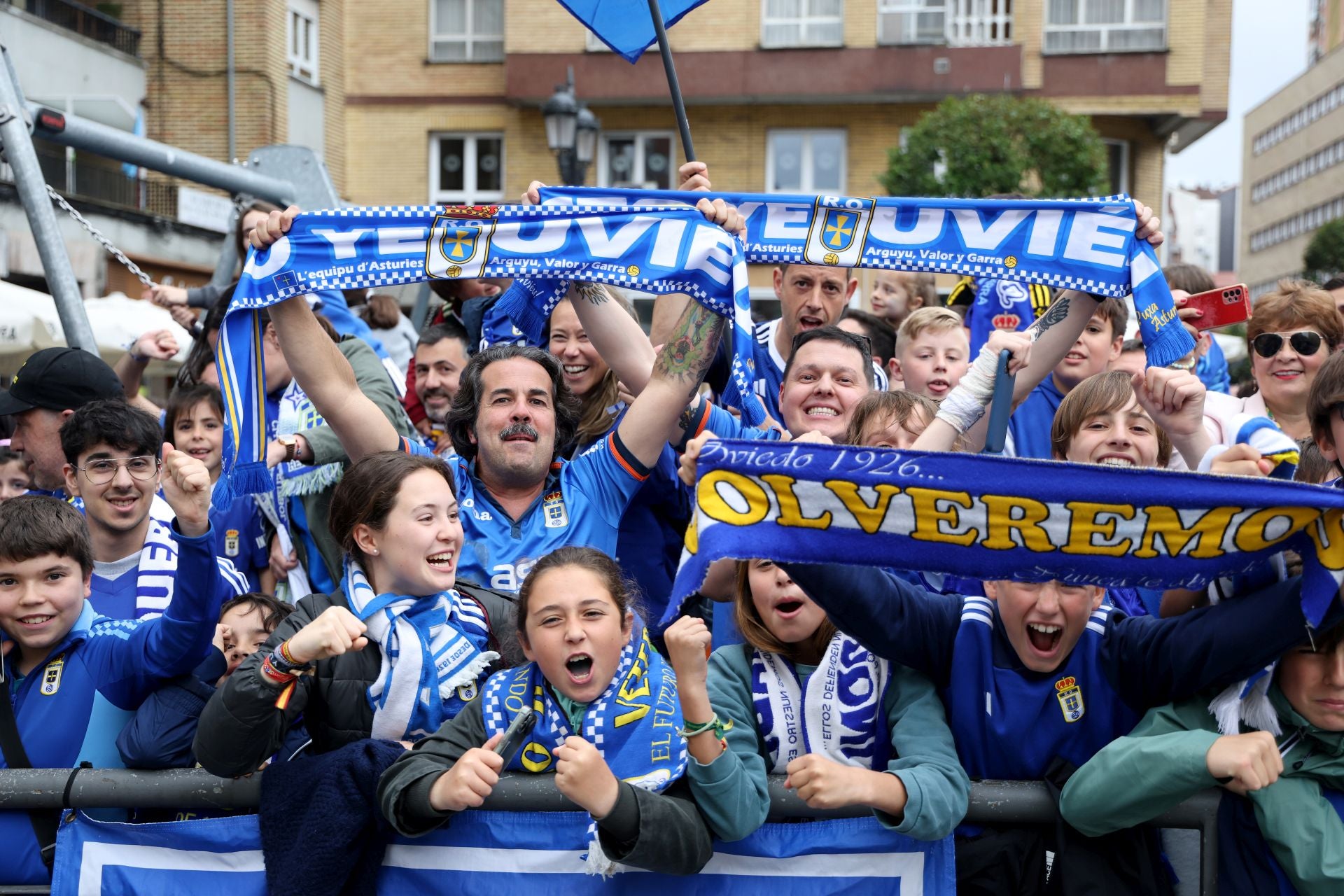 Así fue el recibimiento de la afición del Real Oviedo al equipo