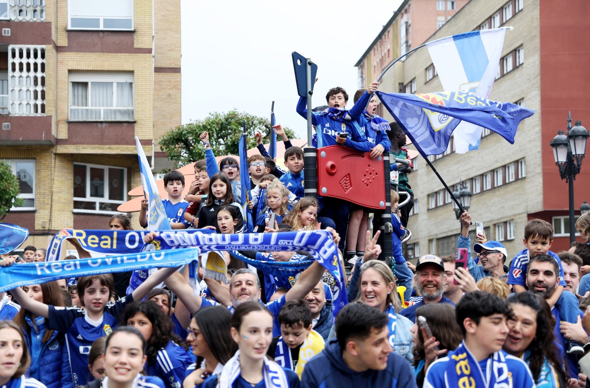 Así fue el recibimiento de la afición del Real Oviedo al equipo