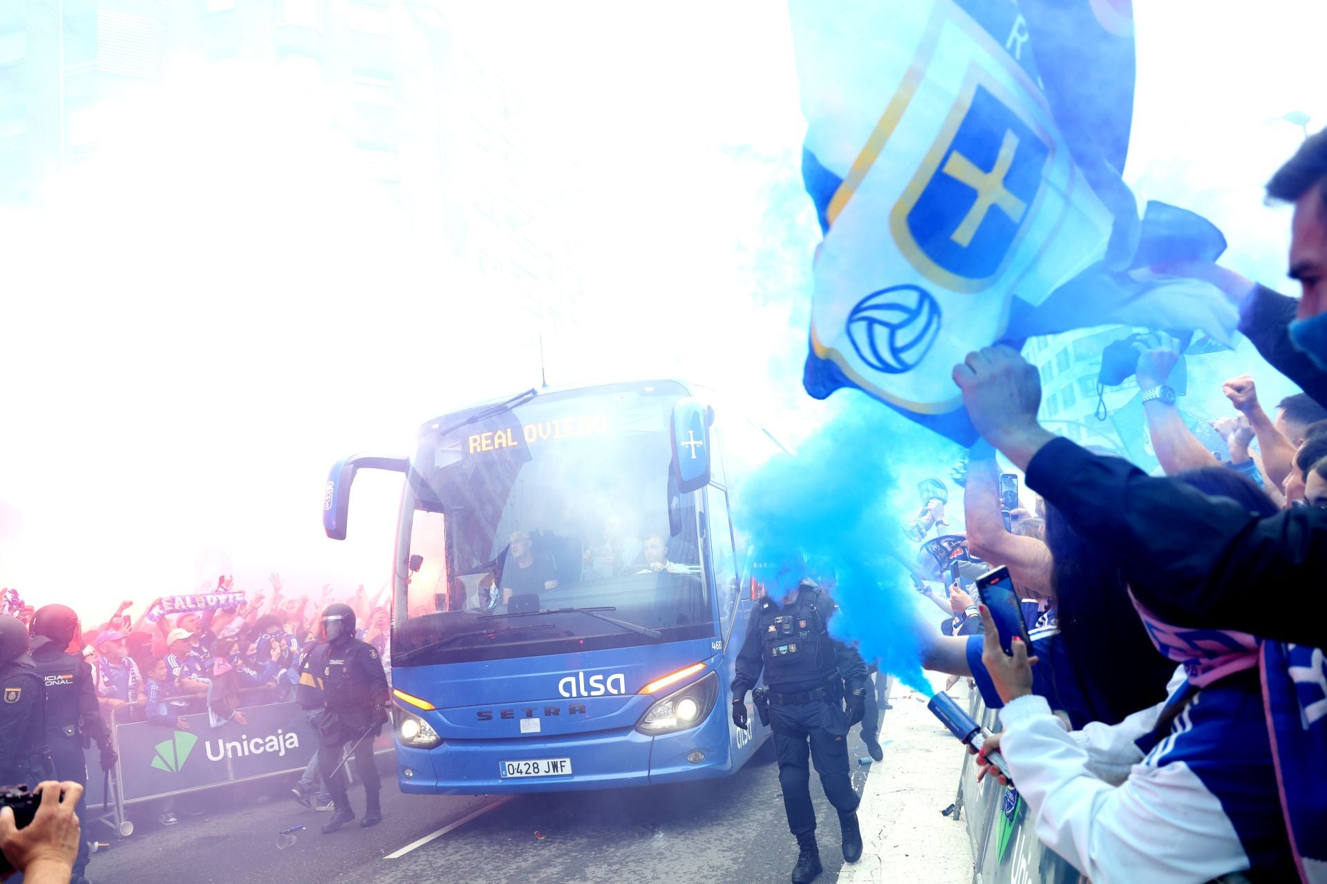 Así fue el recibimiento de la afición del Real Oviedo al equipo