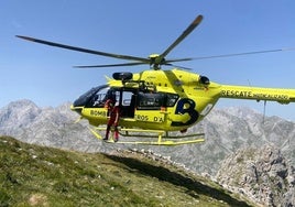El helicóptero de los Bomberos de Asturias, en un rescate de montaña.