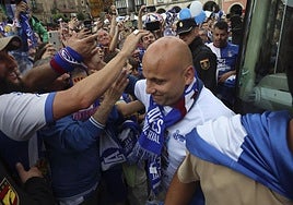Javi Rozada saluda a los aficionados a su salida del autobús rumbo al Ayuntamiento.