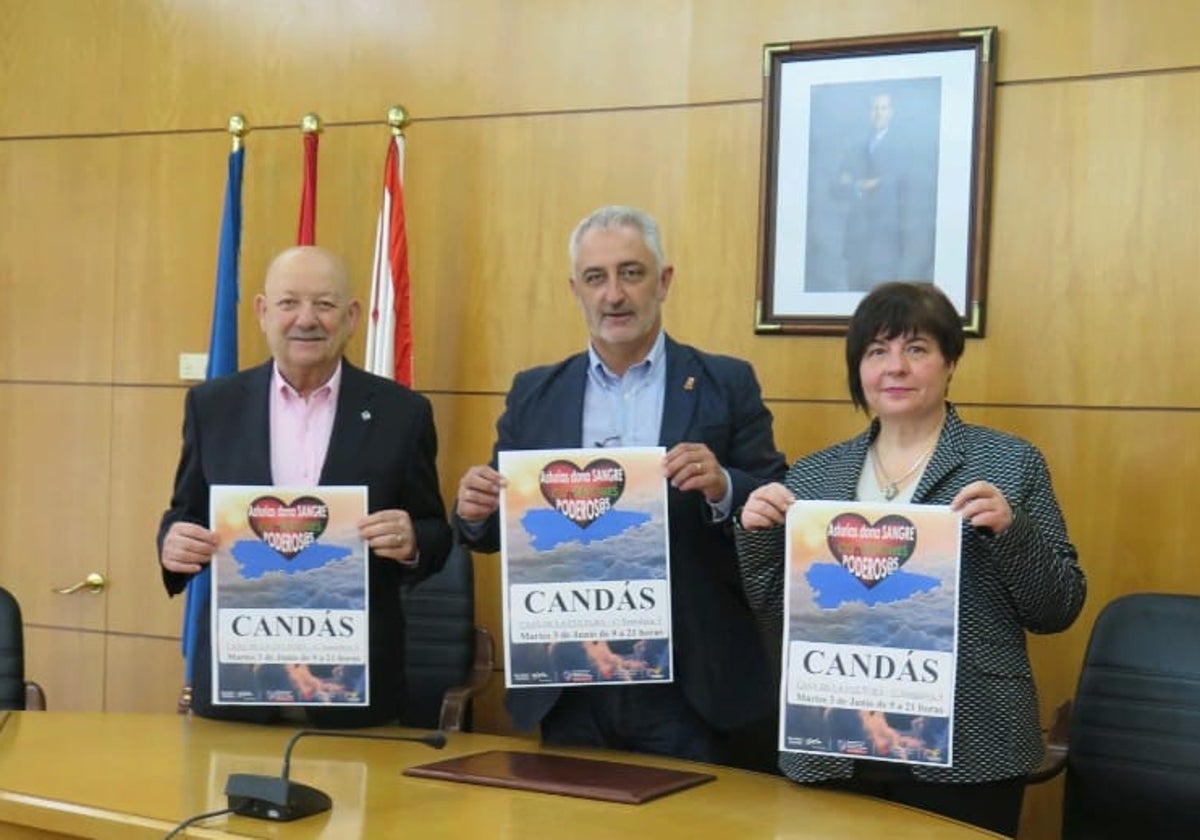 Faustino Valdés, presidente de la Hermandad de Donantes de Gijón; Ángel García, alcalde de Carreño; y Maite Díaz, gerente del Centro Comunitario de Sangre y Tejido de Asturias