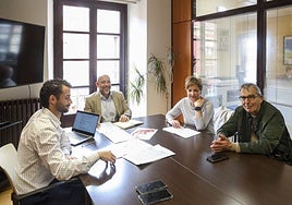 Alejandro Navazas, Rodrigo Pintueles, Marina Menéndez y Carlos Fueyo durante la reunión del lunes.