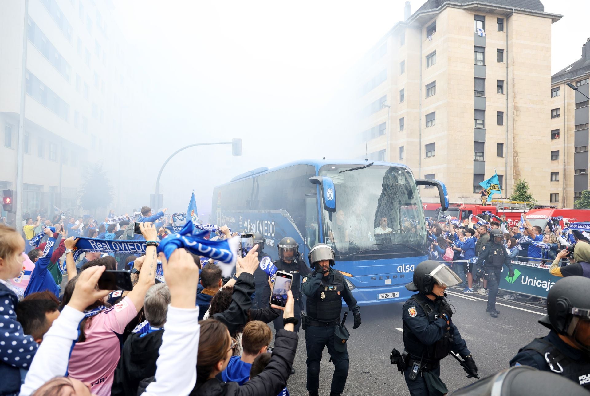 Aficionados del Real Oviedo animan a los jugadores antes del último partido de Liga frente al Cádiz.