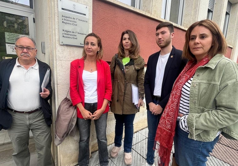 Los ediles de IU de Noreña, arropados por componentes de la dirección regional, ante los juzgados de Pola de Siero.