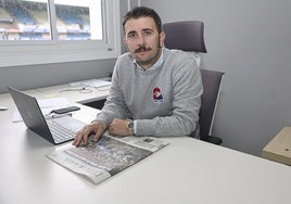 Diego Baeza, con LA VOZ DE AVILÉS en las oficinas del Suárez Puerta.