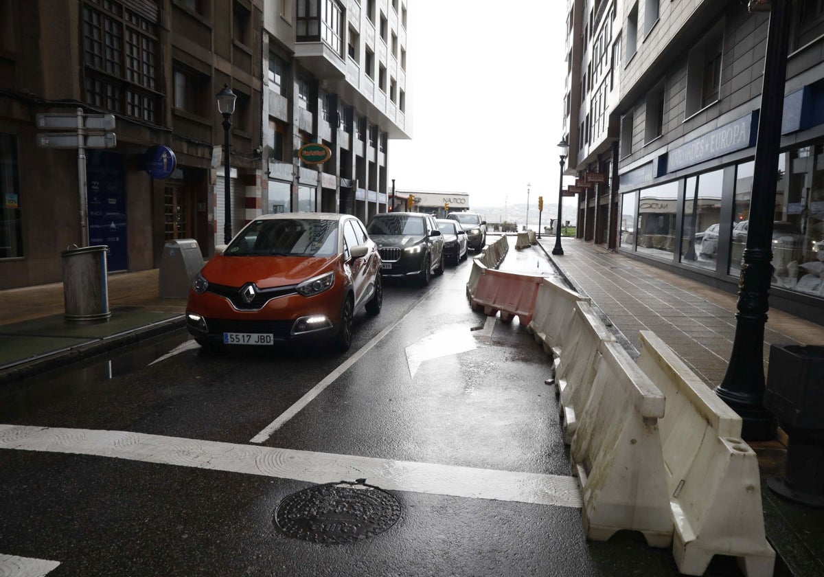 Vecinos y comerciantes de la calle Munuza, en Gijón, aplauden la reducción del tráfico a un carril