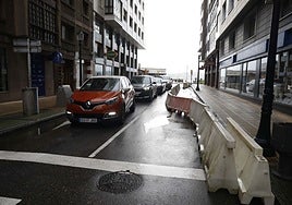 Circulación fluida en la mañana de hoy en la calle Domínguez Gil, donde se ha suprimido un carril al tráfico.