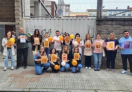Profesores del colegio La Milagrosa, de Gijón, en una concentración de protesta.