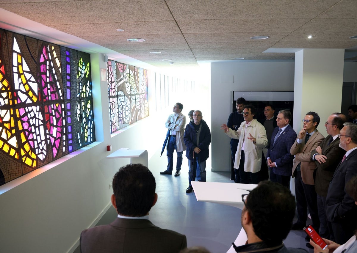 Imagen secundaria 1 - El remozado pabellón, que ha recuperado el mosaico de Antonio Suárez y también despachos municipales.