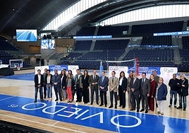 La Corporación en la foto de familia en la pista del Palacio de los Deportes durante su visita.