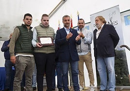 Los hermanos Borja y Alejandro Casquero junto al alcalde, Gerardo Fabián, durante la ceremonia de entrega de la Boroña de Oro