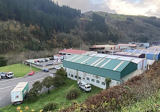 Polígono industrial de Obanca, en Cangas del Narcea. Otea advierte de que muchos transportistas corren riesgo de cierre.