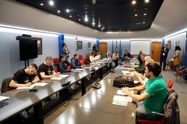 Reunión de dos horas sin acuerdo: sigue la huelga y los sindicatos acusan al gobierno asturiano de querer «desgastar al profesorado»