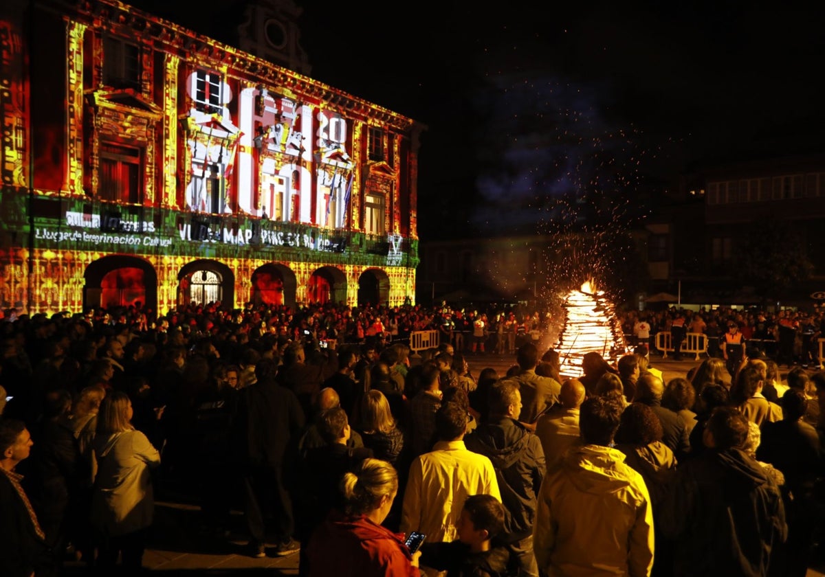 Hoguera de San Xuan en la plaza del Ayuntamiento de Mieres, 2023