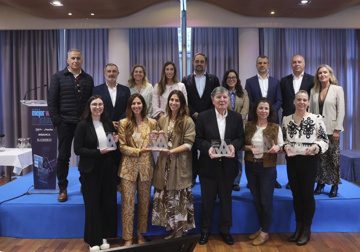 Delante, Silvia Molina (Empresarios de Turismo Rural), Mónica y María Castellano (Mimique), José Manuel Cuesta (Sidra de Asturias), Rosana Menéndez (Parque Principado) y Elena Suero (Albergue Covadonga). Detrás, Víctor Coto, Luis Díaz, Cristina Fanjul, Ángela Pumariega, Pablo Coca, Sheila Vaca, Francisco González Bulnes, Marcos Lamas y Leticia Álvarez.