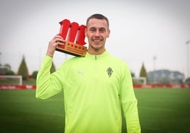 Jonathan Dubasin, con el premio de Mahou al 'Jugador Cinco Estrellas'.