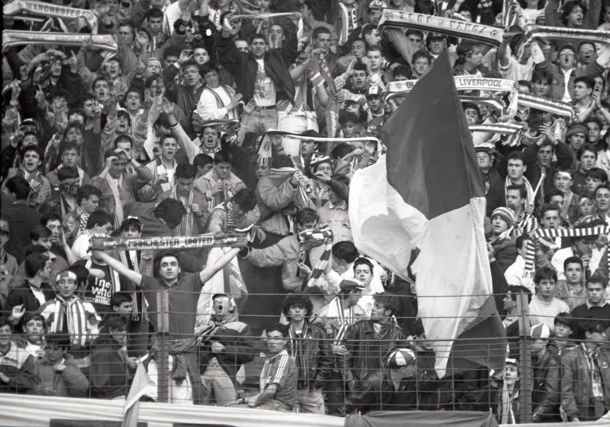 Aficionados en el Molinón durante un partido Sporting-Oviedo.