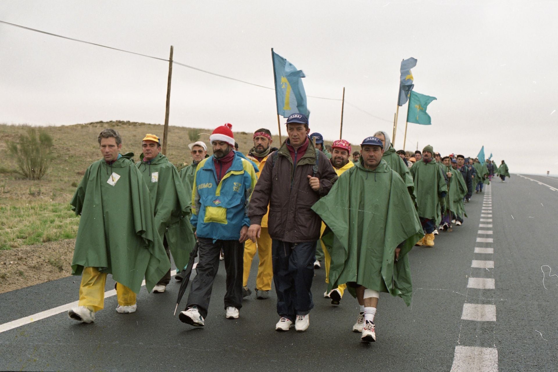 Marcha de hierro en defensa de la siderurgia en Asturias camino de Madrid. 1992 