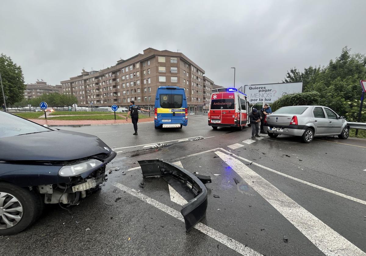 Sanitarios y agentes de la Policía, en el lugar del accidente.