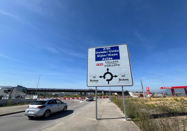 Al fondo, obras de la futura autovía del polígono de Bobes.