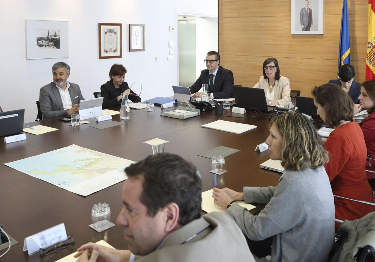 El choque institucional vuelve a marcar la reunión del consejo de administración del Puerto de Gijón