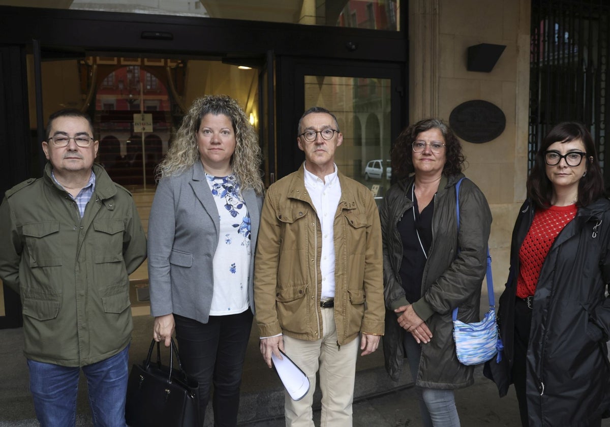 Miembros del comité de empresa de Duro Felguera, tras su reunión con la alcaldesa de Gijón.