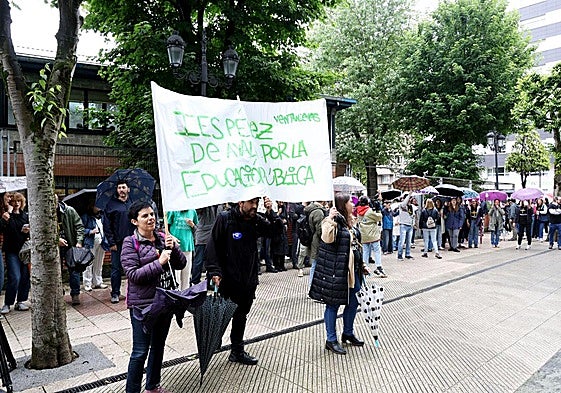 Encierros, cadenas humanas, pancartas en institutos y piquetes: la protesta docente en Asturias se intensifica