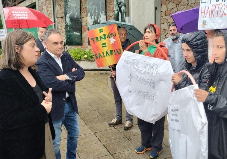 Gimena Llamedo, junto al alcalde de Nava, charla con los miembros del piquete informativo.