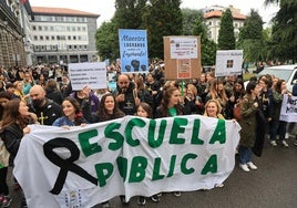Docentes y estudiantes, en la protesta de este lunes que llegó hasta la sede de Presidencia.