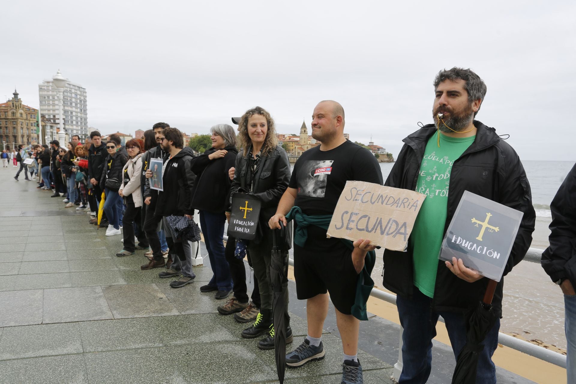 Cadena humana en el paseo del Muro 