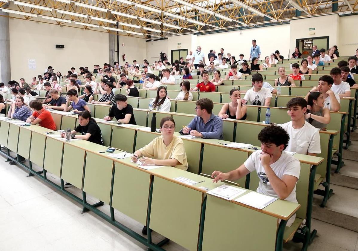 Estudiantes que realizaron la prueba de acceso Universidad el año pasado en Oviedo.