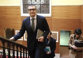 El director del Puerto, José Luis Barettino, la secretaria no consejera, Lucía López, y José Luis García Lorenzo, responsable de relaciones institucionales de El Musel, a su llegada, este martes, al Ayuntamiento de Gijón.