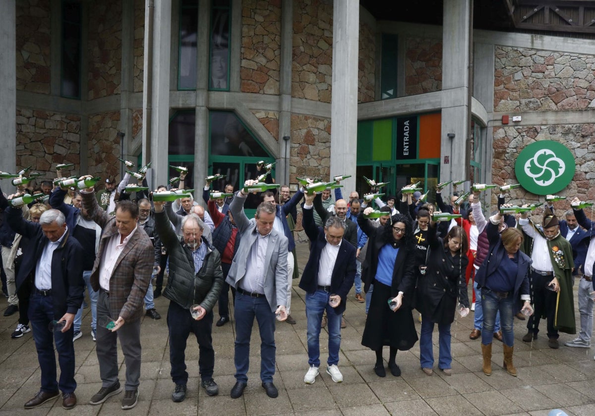 Consejeros, delegada del Gobierno y representantes del mundo de la sidra y de la empresa, así como ciudadanos anónimos (hasta una docente con la camiseta reivindicativa) se unieron en un escanciado simultáneo ante el Museo de la Sidra.