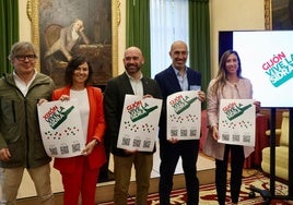 Ángel Lorenzo del Rivero, Montse López Moro, Jesús Martínez Salvador, Óliver Suárez y Ángela Pumariega, durante la presentación de 'Gijón vive la sidra'.