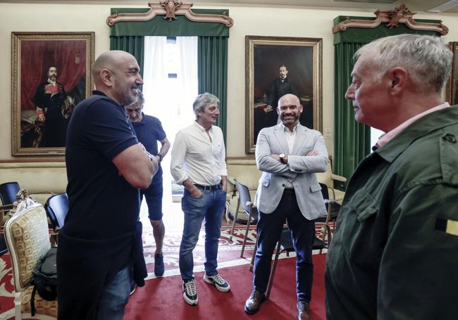 Los cuatro miembros del cuerpo técnico, junto al segundo teniente de alcaldesa, Jesús Martínez Salvador, que en 2015 empezaba su carrera política.