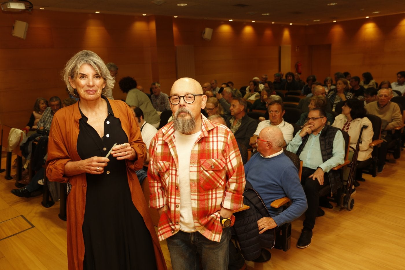 Manolo Taibo y Mercedes de Soignie en el Centro de Servicios Universitarios .