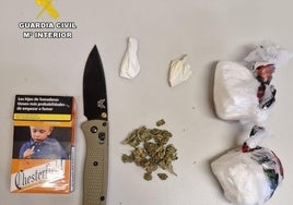 La droga y la navaja incautada al detenido.