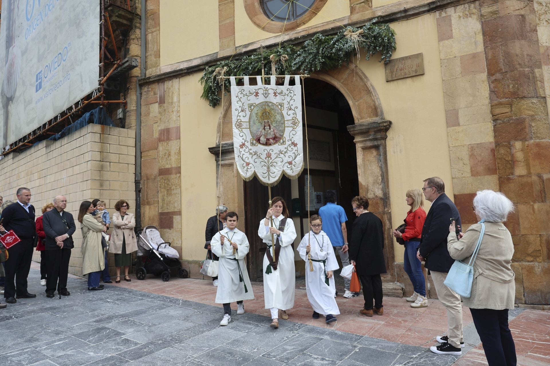 La Esperanza sale en procesión de la capilla de La Balesquida hasta San Tirso