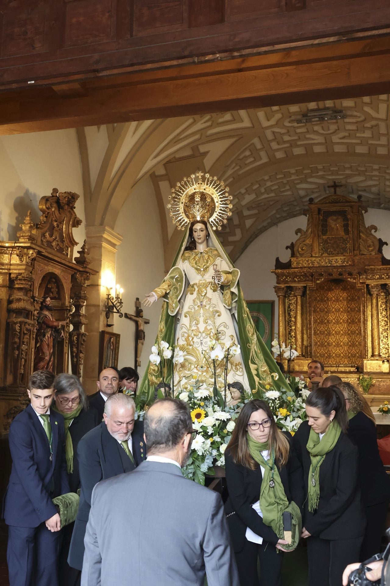 La Esperanza sale en procesión de la capilla de La Balesquida hasta San Tirso