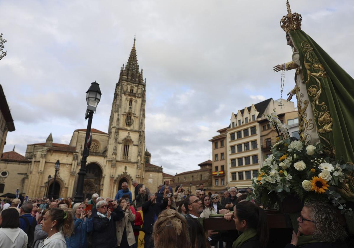 La Esperanza sale en procesión de la capilla de La Balesquida hasta San Tirso